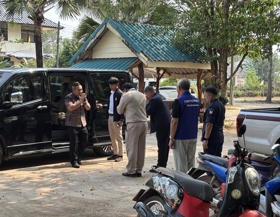 วันพุธที่ ๒๕ มีนาคม ๒๕๖๙   ดร.อาทิตย์ ศรีตะบุตร นายกเทศมนตรีเมืองโพนพิสัย มอบหมายให้  นายสุระชัย วงษ์หาบุตร รองนายกเทศมนตรี ร่วมเป็นเกียรติในพิธีเปิดการฝึกอบรมการจัดตั้งชุดรักษาความปลอดภัยหมู่บ้าน (ชรบ.) รุ่นที่ ๒ ประจำปี ๒๕๖๙ ณ ห้องประชุมเทศบาลเมืองโพนพิสัยแห่งที่ ๒  โดยมี นายศรัณย์ศักด์ ศรีเครือเนตร ผู้ว่าราชการจังหวัดหนองคาย  เป็นประธาน   #เทศบาลเมืองโพนพิสัยใส่ใจทุกปัญหา   ช่องทางการติดต่อสื่อสาร เทศบาลเมืองโพนพิสัย ☎️ 0-4247-1307 ไปรษณีย์อิเล็กทรอนิกส์กลาง : saraban_05430501@dla.go.th งานประชาสัมพันธ์ กองยุทธศาสตร์และงบประมาณ  Facebook Page: #เทศบาลเมืองโพนพิสัย คลิ๊ก  https://www.facebook.com/share/15mnyqh32a/?mibextid=wwXIfr   Cr.นักวิชาการคอมพิวเตอร์ปฏิบัติการ