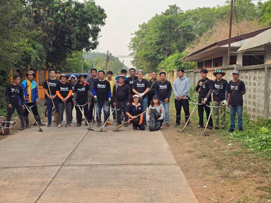 วันเสาร์ที่  4 เมษายน 2569 เวลา 06.45 น.     ดร.อาทิตย์ ศรีตะบุตร นายกเทศมนตรีเมืองโพนพิสัย  พร้อมด้วยรองนายกฯ, เลขานุการนายกฯ,ผอ.กองช่าง,ทีมจิตอาสาเทศบาลเมืองโพนพิสัย ร่วมกับ จิตอาสาบ้านเวิน ได้ทำการตัดหญ้า  ต้ดต้นไม้ริมทาง เก็บขยะ  บริเวณถนนบ้านเวิน  รอบรั๊วโรงพยาบาลโพนพิสัย…ตัดไปเรื่อยๆ  ตัดทุกวัน    “ทำทุกวัน ทำให้เป็นนิสัย บ้านเมืองจะได้สะอาด น่าอยู่”   ขอบพระคุณผู้ใหญ่ใจดี 1.ร้าน cafe Flight Time  เครื่องดื่ม สดชื่น ครับ 2.น้ำอ้อย หวาน หวาน อร่อย (ร้านพี่จี น้ำอ้อยสด) 3.ขนมจีน น้ำยา 5 กม.(พี่กู พี่แบ๋ ตลาดคลองถม)  4.ข้าวอร่อย 80 กล่อง (ทีมบริหารเทศบาลเมืองโพนพิสัย) #ทีมจิตอาสาเทศบาลเมืองโพนพิสัย #เทศบาลเมืองโพนพิสัยใส่ใจทุกปัญหา  	ช่องทางการติดต่อสื่อสาร เทศบาลเมืองโพนพิสัย  ☎️ 042-471307  ไปรษณีย์อิเล็กทรอนิกส์กลาง : saraban_05430501@dla.go.th  	งานประชาสัมพันธ์ กองยุทธศาสตร์และงบประมาณ  Facebook Page: #เทศบาลเมืองโพนพิสัย คลิ๊ก https://www.facebook.com/share/15mnyqh32a/?mibextid=wwXIfr   Cr.นักวิชาการคอมพิวเตอร์ปฏิบัติการ