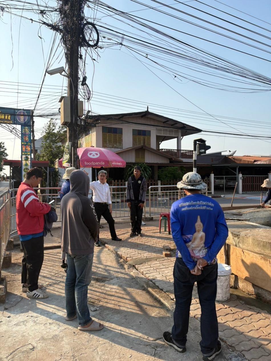 เมื่อวันอังคาร ที่ 17 มีนาคม 2569 เวลา 16.30 น.              ดร.อาทิตย์ ศรีตะบุตร นายกเทศมนตรีเมืองโพนพิสัย นำผู้อำนวยการกองช่าง และบุคลากรกองช่าง ทำความสะอาดและบูรณะลานพญานาคบริเวณสี่แยกโรงเรียนอนุบาลจุมพลโพนพิสัย ซึ่งได้ดำเนินการต่อเนื่องจากวันอาทิตย์ที่ผ่านมา โดยมีนายกเทศมนตรีเมืองโพนพิสัย มีนโยบายให้ใช้วัสดุเดิมที่มีอยู่แล้วเพื่อเป็นการใช้งบประมาณของทางราชการให้เกิดประโยชน์ ประหยัด และคุ้มค่ามากที่สุด ซึ่งการทำความสะอาดและบูรณะบริเวณดังกล่าวคาดว่าจะแล้วเสร็จภายใน วันเสาร์ ที่ 21 มีนาคม 2569 นี้   "ทำทุกวัน ทำให้เป็นนิสัย บ้านจะได้สะอาดน่าอยู่"  #เทศบาลเมืองโพนพิสัยใส่ใจทุกปัญหา        		ช่องทางการติดต่อสื่อสาร เทศบาลเมืองโพนพิสัย  ☎️ ๐๔๒-๔๗๑๓๐๗  ไปรษณีย์อิเล็กทรอนิกส์กลาง : saraban_05430501@dla.go.th  	งานประชาสัมพันธ์ กองยุทธศาสตร์และงบประมาณ  Facebook Page: #เทศบาลเมืองโพนพิสัย คลิ๊ก https://www.facebook.com/share/15mnyqh32a/?mibextid=wwXIfr   Cr.นักวิชาการคอมพิวเตอร์ปฏิบัติการ