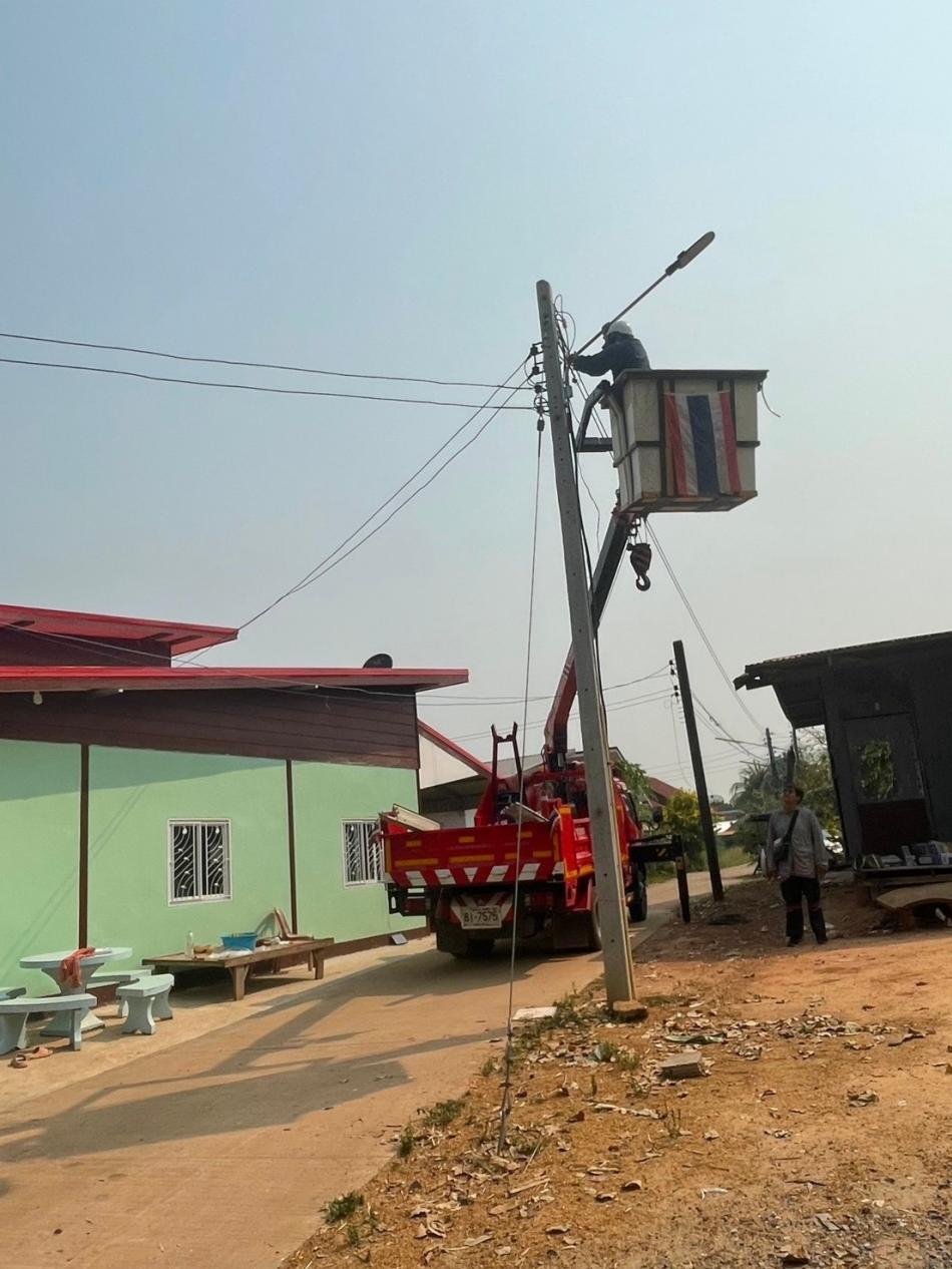 วันพุธ ที่ 1 เมษายน 2569          ดร.อาทิตย์ ศรีตะบุตร นายกเทศมนตรีเมืองโพนพิสัย ได้มอบหมายให้กองช่างเทศบาลเมืองโพนพิสัย ลงพื้นที่ซ่อมแซมไฟฟ้าสาธารณะ และติดตั้งโคม LED 1. บ้านเดื่อ ม.4 2. บ้านอยู่ดีมีสุข ม.19 3. บ้านตัวอย่าง ม.24 4. บ้านนาเพียงใหญ่ ม.8 5. บ้านดอนโพธิ์ ม.14       เพื่อป้องกันอุบัติเหตุและลดอาชกรรมให้แก่พี่น้องประชาชนในพื้นที่ #เทศบาลเมืองโพนพิสัยใส่ใจทุกปัญหา        ช่องทางการติดต่อสื่อสาร เทศบาลเมืองโพนพิสัย  ☎️ 0-4247-1307  ไปรษณีย์อิเล็กทรอนิกส์กลาง  saraban_05430501@dla.go.th          งานประชาสัมพันธ์ กองยุทธศาสตร์และงบประมาณ  Facebook Page #เทศบาลเมืองโพนพิสัย คลิ๊ก httpswww.facebook.comshare15mnyqh32amibextid=wwXIfr  Cr.นักวิชาการคอมพิวเตอร์ปฏิบัติการ