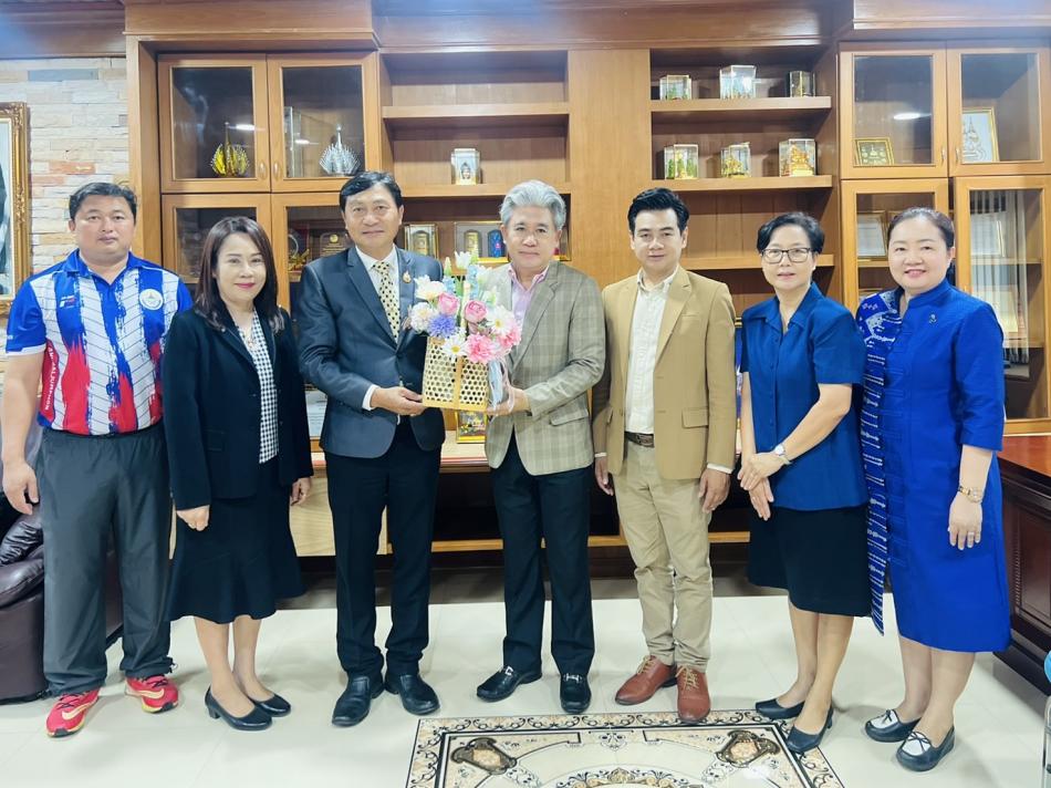 นที่ 26 กุมภาพันธ์ 2569               ดร.อาทิตย์  ศรีตะบุตร นายกเทศมนตรีเมืองโพนพิสัย  รับมอบกระเช้าดอกไม้ จาก ดร.พิทยา  บริจาค  ผู้อำนวยการโรงเรียนอนุบาลจุมพลโพนพิสัย พร้อมคณะครู  เนื่องในโอกาสร่วมแสดงความยินดีที่ได้รับความไว้วางใจจากพี่น้องประชาชนเลือกเป็น นายกเทศมนตรีเมืองโพนพิสัย และเข้ารับตำแหน่งอย่างเป็นทางการ