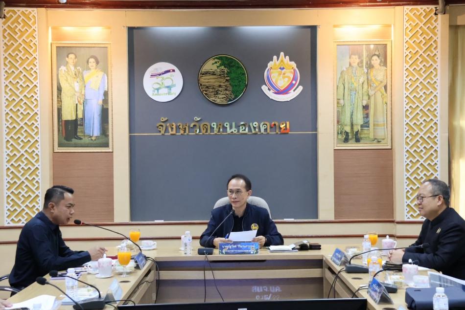 วันที่ ๒๔ มีนาคม ๒๕๖๙ เวลา ๑๐.๐๐ น. 

ดร.อาทิตย์ ศรีตะบุตร นายกเทศมนตรีเมืองโพนพิสัย มอบหมายให้ นายธนโชติ อนุรักษ์แดนไทย รองนายกเทศมนตรี และ นางสาวกรกนก ชัยเนตร หัวหน้าสำนักปลัดเทศบาล เข้าร่วมประชุมประชุมตรวจราชการของผู้ตรวจราชการกระทรวงมหาดไทย เขตตรวจราชการที่๑๐ (นายณัฐวัสส์ วิริยานภาภรณ์) พร้อมคณะ ในการตรวจติดตามการดำเนินการโครงการในพื้นที่ เพื่อขับเคลื่อนงานที่สำคัญตามนโยบายของรัฐบาลใหเป็นไปอย่างมีประสิทธิภาพและเกิดผลสัมฤทธิ์ ตามประเด็นต่างๆ 

   โดยการประชุมในครั้งนี้ ผู้ตรวจราชการ ขอความร่วมมือ ทุกแห่งดำเนินการตามนโยบายมหาดไทย

1.นโยบาย “ทำ ทัน ที” 
2.นโยบายหมู่บ้านสีขาว 
3.นโยบายป้องกันปัญหายาเสพติด

#เทศบาลเมืองโพนพิสัยใส่ใจทุกปัญหา

 ช่องทางการติดต่อสื่อสาร
เทศบาลเมืองโพนพิสัย
☎️ 0-4247-1307
ไปรษณีย์อิเล็กทรอนิกส์กลาง : saraban_05430501@dla.go.th
งานประชาสัมพันธ์ กองยุทธศาสตร์และงบประมาณ
Facebook Page: 
#เทศบาลเมืองโพนพิสัย คลิ๊ก
https://www.facebook.com/share/15mnyqh32a/?mibextid=wwXIfr
Cr.นักวิชาการคอมพิวเตอร์ปฏิบัติการ