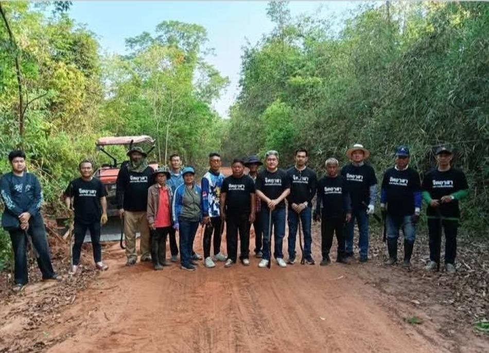 เมื่อวันเสาร์ที่ 21 มีนาคม 2569 ดร.อาทิตย์  ศรีตะบุตร นายกเทศมนตรีเมืองโพนพิสัย  พร้อมด้วยจิตอาสาเทศบาลเมืองโพนพิสัย   บ้านอ่าง  บ้านนาเพียงใหม่  บ้านนาเพียงใหญ่  บ้านนาเมือง  บ้านเสริมสุข  และประธานสภาวัฒนธรรมอำเภอโพนพิสัย  ร่วมกิจกรรมจิตอาสา  ตัดต้นไม้  กิ่งไม้  บริเวณถนนสายบ้านอ่าง - บ้านนาเพียงใหม่  เพื่อความสะดวกและความปลอดภัยแก่พี่น้องประชาชนในการสัญจรไป - มา (ซึ่งเดิมเป็นป่าหนาทึบ... เกิดอุบัติเหตุบ่อยครั้ง) "ทำทุกวัน  ทำให้เป็นนิสัย  บ้านเมืองจะได้สะอาด  น่าอยู่" ขอขอบคุณ???????? 1.คุณแม่รัช  ไอติมโบราณ  สนับสนุนไอติม 1 ถัง  บริการถึงที่ 2.อาหารสุดแสนอร่อย   2.1 นายทองสา   ไกรไหล  สท.เทศบาลเมืองโพนพิสัย  สนับสนุน ข้าวพร้อมอาหาร  30  กล่อง   2.2  นายสุรชัย  วงษ์หาบุตร  รองนายกเทศมนตรีเมืองโพนพิสัย   2.3  นายชัยวัฒน์  นามขันธ์  เลขานุการนายกเทศมนตรีเมืองโพนพิสัย   2.4 นายเมือง  บูชากุล  รองนายกเทศมนตรีเมืองโพนพิสัย   2.5 น.ส.วลัยรัตน์  แสงพิมพ์ สท.เทศบาลเมืองโพนพิสัย   2.6 นางบัวบาล  แก้วอินทร์ สท.เทศบาลเมืองโพนพิสัย สนับสนุนข้าวเหนียว  พร้อมพี่น้อง อสม./ผู้ใหญ่บ้าน  สนับสนุนน้ำด