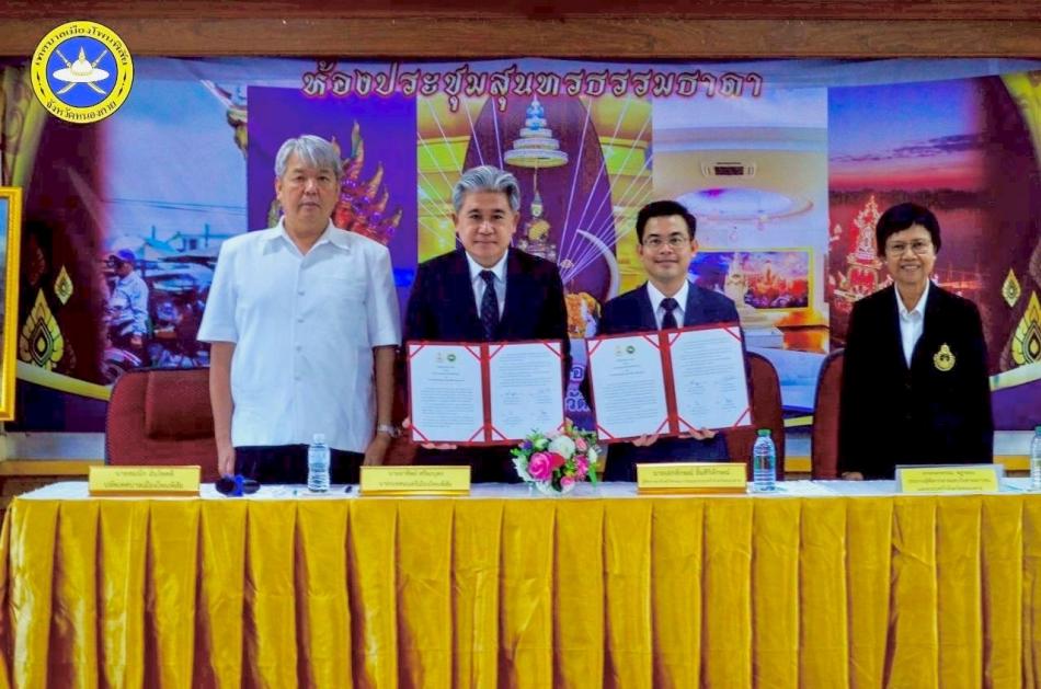 วันอังคาร ที่ 24 มีนาคม 2569 เวลา 10.00 น. ณ ห้องประชุมเทศบาลเมืองโพนพิสัย แห่งที่ 1            ดร. อาทิตย์ ศรีตะบุตร นายกเทศมนตรีเมืองโพนพิสัย ปลัดเทศบาล , รองปลัดเทศบาล และหัวหน้าส่วนราชการให้การต้อนรับ นายเอกลักษณ์  ลิ้มศิริลักษณ์ ผู้พิพากษาหัวหน้าศาลเยาวชนและครอบครัวจังหวัดหนองคายและคณะ            จัดทำพิธีลงนามบันทึกข้อตกลงความร่วมมือระหว่าง ศาลเยาวชนและครอบครัวจังหวัดหนองคาย กับเทศบาลเมืองโพนพิสัย             เพื่อดำเนินการให้ความช่วยเหลือประชาชนในพื้นที่อำเภอโพนพิสัย อำเภอเฝ้าไร่ อำเภอรัตนวาปี ในการไกล่เกลี่ยข้อพาทก่อนฟ้องในคดีครอบครัว และการช่วยเหลือเด็กและเยาวชนที่กระทำความผิดที่เข้าสู่กระบวนการพิจารณาของศาลเยาวชนและครอบครัวจังหวัดหนองคาย #เทศบาลเมืองโพนพิสัยใส่ใจทุกปัญหา  ช่องทางการติดต่อสื่อสาร เทศบาลเมืองโพนพิสัย โทร 0-4247-1307 ไปรษณีย์อิเล็กทรอนิกส์กลาง : saraban_05430501@dla.go.th งานประชาสัมพันธ์ กองยุทธศาสตร์และงบประมาณ Facebook Page: #เทศบาลเมืองโพนพิสัย คลิ๊ก https://www.facebook.com/share/15mnyqh32a/?mibextid=wwXIfr Cr.นักวิชาการคอมพิวเตอร์ปฏิบัติการ