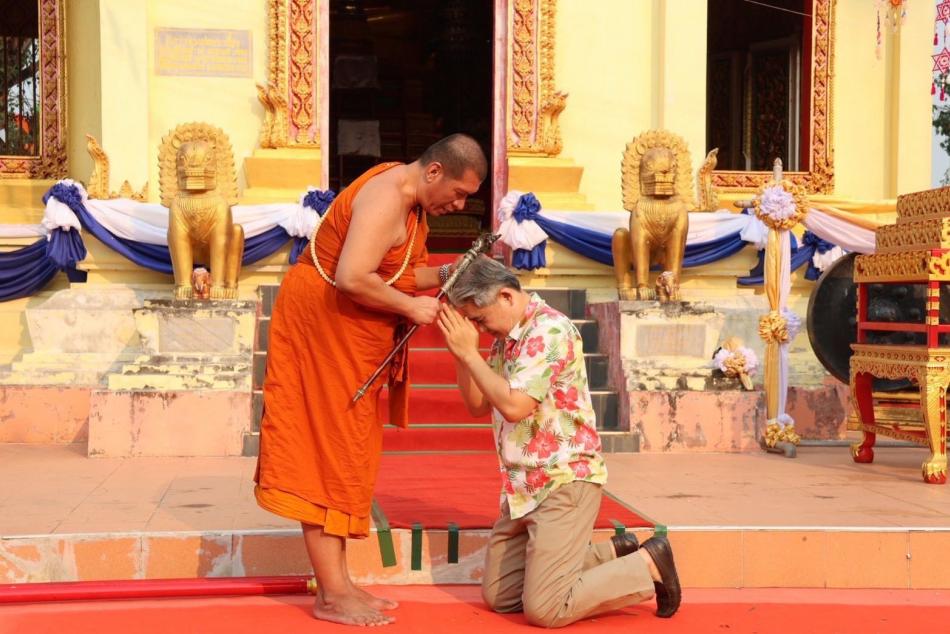 วันจันทร์ที่ 13 เมษายน 2569 “วันมหาสงกรานต์ เทศบาลเมืองโพนพิสัย”     ดร.อาทิตย์  ศรีตะบุตร นายกเทศมนตรีเมืองโพนพิสัย  ประธานในพิธี พร้อมด้วยคณะผู้บริหาร สมาชิกสภาเทศบาล ปลัดเทศบาล หัวหน้าส่วนราชการ ข้าราชการ พนักงานจ้าง ได้เข้าร่วมงานประเพณีสงกรานต์ ประจำปี 2569 ณ วัดมณีโคตร อำเภอโพนพิสัย จังหวัดหนองคาย      ในงานมีประกอบพิธีบวงสรวง หน้าวิหารหลวงพ่อพระเสี่ยง,พิธีอัญเชิญหลวงพ่อพระเสี่ยงตากวัชรบัลลังก์(ยก)มาประดิษฐานบนเสลี่ยง,พิธีฟ้อนถวายหลวงพ่อพระเสี่ยง,โครงการส่งเสริมสุขภาพผู้สูงอายุ และรดน้ำดำหัวผู้สูงอายุทั้ง 26 หมู่บ้าน	#เทศบาลเมืองโพนพิสัยใส่ใจทุกปัญหา ช่องทางการติดต่อสื่อสาร เทศบาลเมืองโพนพิสัย ☎️ 042-471307 ไปรษณีย์อิเล็กทรอนิกส์กลาง : saraban_05430501@dla.go.th 	งานประชาสัมพันธ์ กองยุทธศาสตร์และงบประมาณ Facebook Page: #เทศบาลเมืองโพนพิสัย คลิ๊ก https://www.facebook.com/share/15mnyqh32a/?mibextid=wwXIfr Cr.นักวิชาการคอมพิวเตอร์ปฏิบัติการ
