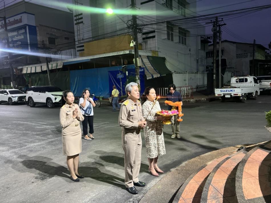 วันจันทร์ที่ 23 กุมภาพันธ์ 2569 
เวลา 06.00 น.
ณ อนุสาวรีย์พระยาสุนทรธรรมธาดา

ดร.อาทิตย์  ศรีตะบุตร นายกเทศมนตรีเมืองโพนพิสัย พร้อมภรรยา นำข้าราชการ และพนักงานเทศบาล กราบสักการะบูชาพระยาสุนทรธรรมธาดา เพื่อเป็นสิริมงคลก่อนจะแถลงนโยบายต่อสภาฯ และเริ่มปฎิบัติหน้าที่บริหารงานอย่างเป็นทางการต่อไป

พร้อมนี้ 
นางรัชวดี  ฝ้ายขาว ผู้อำนวยการกองสาธารณสุขฯ ได้ร่วมเป็นจิตอาสานำเจ้าหน้าที่กองสาธารณสุขและสิ่งแวดล้อม ลงพื้นที่เพื่อดูแลรักษาความสะอาดเรียบร้อยบริเวณหน้าสำนักงานหมวดทางหลวงโพนพิสัย และบริเวณตลาด ช.เจริญ พร้อมกล่าวทักทายพ่อค้าแม่ค้าอย่างเป็นกันเอง